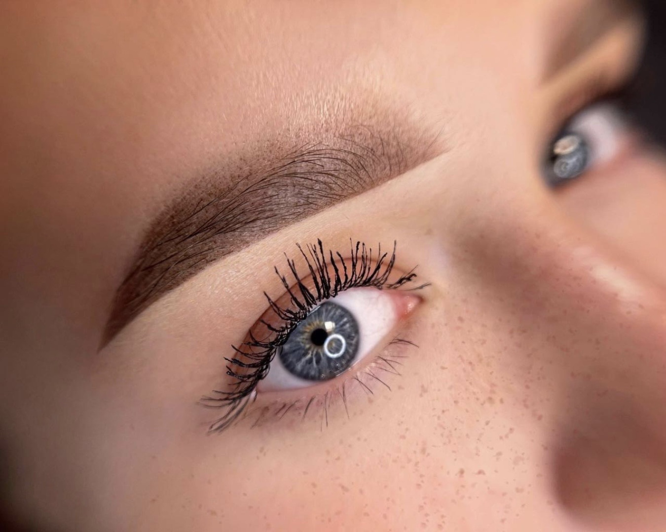 Sopracciglia sfumate Roma - Dettaglio pelle dopo powder brows